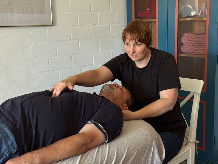 Ines Sander bei der NEK-Behandlung